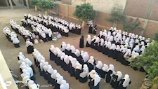 تاج فوق الرؤوس.. العمة والكاكولا يزينان أول يوم دراسي بمعاهد المنيا الأزهرية - صور
