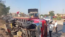 انقلاب "جامبو" مُحملة بالكرات.. تفاصيل تصادم 3 سيارات في القليوبية (صور)
