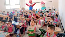 بالونات وهدايا في طابور الصباح.. هكذا استقبلت مدارس الإسكندرية طلابها مع بدء الدراسة - صور 
