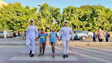 اصطحبوهم حتى البوابات.. رجال الشرطة يساعدون الطلاب في عبور الشارع بالأقصر