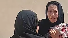 "دموعي نشفت عليه".. انهيار والدة الطفل ضحية والده أثناء دفنه بالسويس