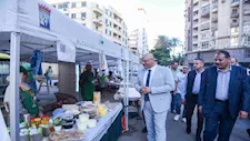 من المنتج للمستهلك.. محافظ الإسكندرية يتفقد سوق المزارعين بزيزينيا- صور