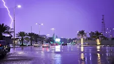 السعودية تحذّر سكانها من "السيول".. توقعات بأمطار رعدية تضرب عدة مناطق