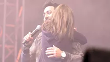 آخرهم رامي صبري.. نجوم تعرضوا للإحراج بسبب "المعجبات"