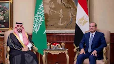 فيديو.. الرئيس السيسي يستقبل ولي العهد السعودي لدى وصوله القاهرة