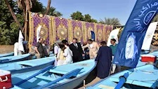 نائب محافظ أسوان يسلم وثائق تمليك 34 مركبًا لصغار الصيادين بكوم أمبو -صور