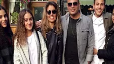 شاهد.. صور نادرة تجمع عمرو دياب بأولاده الأربعة