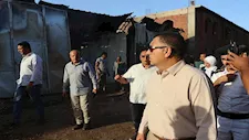 رآه أثناء مروره.. محافظ القليوبية يتابع حريق مخزن كيماويات بسنديون - صور