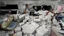 بينهم أطفال.. مصرع 6 أشخاص وإصابة 15 آخرين إثر انهيار مبنى في مدينة غزة