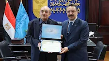 جامعة الإسكندرية كرمته.. كفيف مصري يحصل على الماجستير المهني -صور