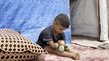 فقد أطرافه الأربعة.. طفل فلسطيني يتمسك بطفولته ويلعب الكرة مع أصدقائه