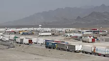 وول ستريت جورنال: الحصار الأمريكي يربك طرق التجارة البرية لإيران ويعلق آلاف الشاحنات
