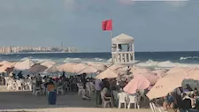 لسه الصيف مكمل.. تعرف على ألوان الرايات بشواطئ الإسكندرية -صور