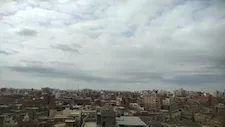 بالصور- أجواء غائمة وأمطار على عدد من مراكز البحيرة