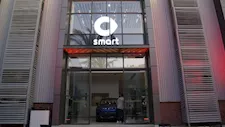 عز العرب ستار تفتتح صالة جديدة لـ smart وتستعد لطرح طرازات جديدة
