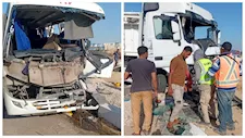 "وش الأتوبيس طار".. 20 مصابًا في تصادم نقل وميني باص بطريق السخنة (صور)