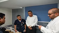 محافظ جنوب سيناء يتفقد مصابي حادث نويبع ويوجه بصرف التعويضات -صور