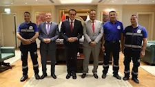 بالصور.. وزير الصحة يُكرم أبطال الإسعاف لإنقاذهم حياة أب بعد استغاثة ابنه