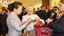 انتصار السيسي تستقبل قرينة الرئيس الصيني (صور)