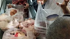 لحوم فاسدة ومذبوحة خارج المجازر.. تموين بني سويف يضبط 245 كجم ويحرر 60 مخالفة - صور 