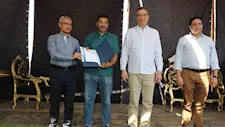 وزير الزراعة ومحافظ بني سويف يسلمان مزارعي إفوة عقود الأبقار المحسنة