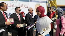  بالصور- رئيس جامعة المنيا يستقبل الطلاب بالهدايا في أول يوم دراسي