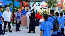 اعتذار طالب ووالده لمعلمة في الطابور بمدرسة السادات الثانوية