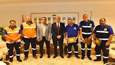 وصلوا في 3 دقائق وعثروا على 180 ألف جنيه.. محافظ أسيوط يكرم طاقم إسعاف لأمانتهم