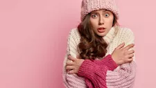 "جسمك بيغير حرارته طول اليوم".. لماذا نشعر بالبرد والحر في أوقات مختلفة؟
