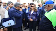 منال عوض تتفقد معدات النظافة وأتوبيسات "مواصلات المنصورة"