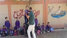 "عشان يلعب زي زمايله".. معلم يحمل تلميذًا من ذوي الهمم في سباق جري بقنا