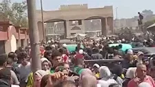 خروج الطلاب على دفعات وتدخل المرور.. تفاصيل أزمة التكدس بمجمع "إسكو" التعليمي