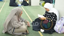 "رضيعتها على كتفها والقرآن في قلبها".. رحلة "هبة" لسرد 30 جزءاً في 5 ساعات
