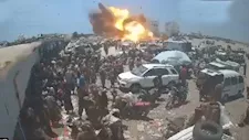 بالفيديو.. انفجار ضخم يهز سوقًا مكتظًا قرب باب المندب 