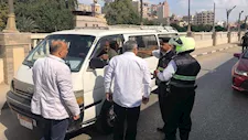 محافظ الدقهلية يرصد ميكروباصاً مخالفاً ويوجه المرور بالتعامل الحاسم