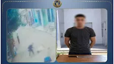 فيديو صادم | عاطل يطعن والده بسلاح أبيض في الشارع.. وتحرك عاجل من الداخلية