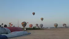 ألف سائح يحلقون فوق الأقصر.. عودة رحلات البالون بعد توقف 3 أشهر