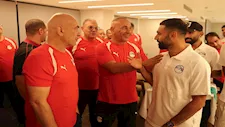 رقصة مرموش ورسالة محمد صلاح.. كيف احتفل لاعبو منتخب مصر بتجديد عقد حسام