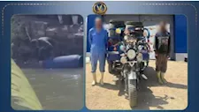ضبط عاملين ظهرا في فيديو أثناء تنظيف براميل داخل مصرف مائي بسوهاج