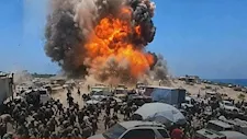 بالفيديو.. لحظة استهداف سوق شعبي جنوب غرب اليمن 
