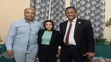 الصورة الأولى لـ "دينا عزت" بعد إخلاء سبيلها من النيابة