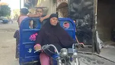 حكاية "أم شعبان" بالفيوم.. سيدة تعمل على "تروسيكل" لتوزيع الخبز