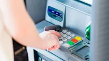 تحذير عاجل من البنك المركزي لعملاء البنوك بشأن البطاقات البنكية