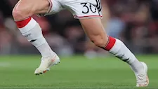 "بحجم بطاقة الائتمان.. لماذا يفضل نجوم الدوري الإنجليزي واقيات الساق الصغيرة؟