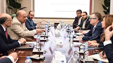 وزيرا الكهرباء والتخطيط يبحثان استغلال محطات الكهرباء في تحلية مياه البحر
