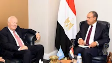 وزير الخارجية يبحث مع ممثل الأمم المتحدة تعزيز الحوار بين الثقافات ومكافحة الإسلاموفوبيا