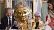 مصر تسترد قناع مومياء ذهبي من سويسرا.. بيان من مجلس الوزراء
