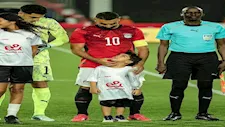 "يقبل رأس طفل".. محمد صلاح يخطف الأنظار خلال مباراة مصر وأنجولا