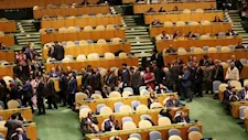 مطلوب للجنائية ويخطب حرًّا.. ماذا تكشف المقاعد الخالية أمام نتنياهو؟