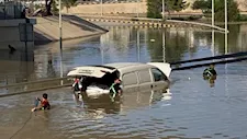 سيول وأمطار غزيرة تضرب مناطق ليبية والهلال الأحمر ينقذ عالقين (فيديو)